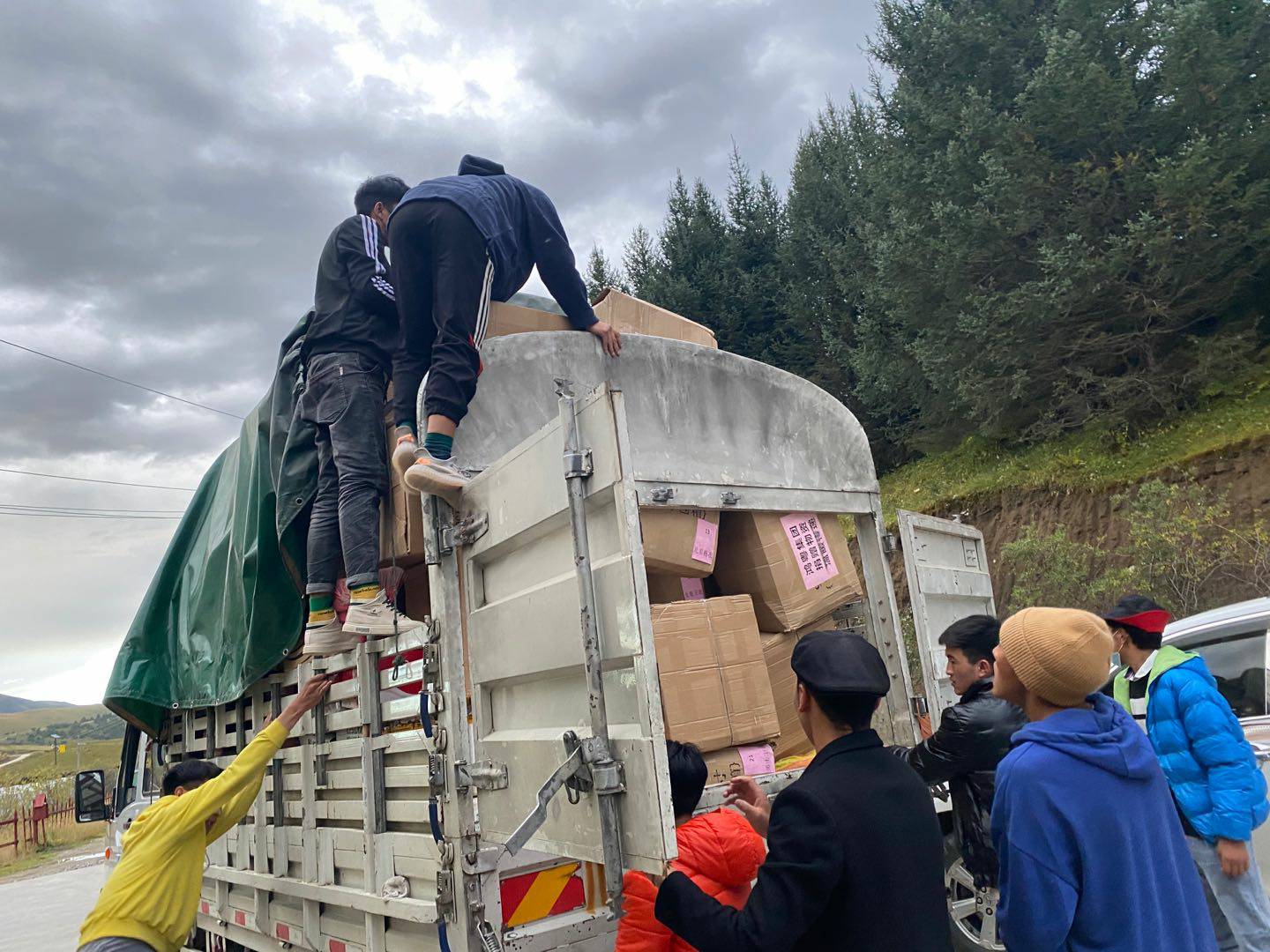 爱游戏·体育-爱游戏(中国)一站式服务官网公益回顾丨家国同欢月同圆 温暖满载甘孜州(图5)