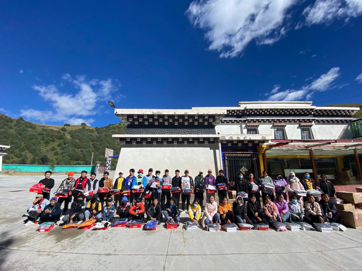 爱游戏·体育-爱游戏(中国)一站式服务官网公益回顾丨家国同欢月同圆 温暖满载甘孜州(图8)